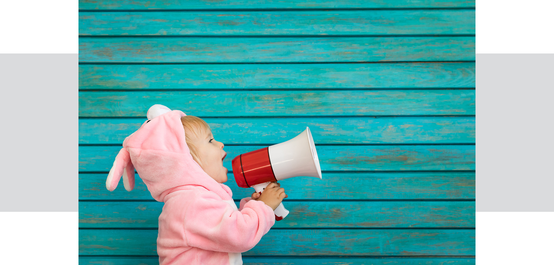 Petit enfant sur fond violet