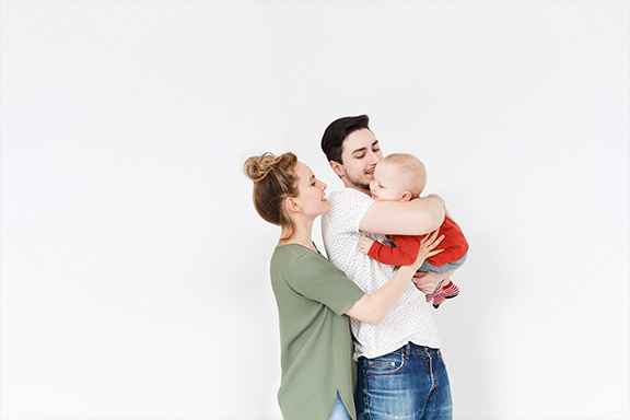 une jeune famille avec bébé
